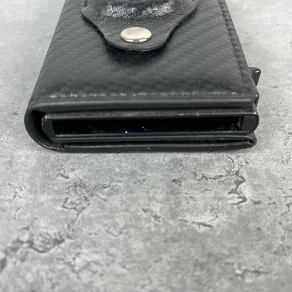 CHIGLN Mens Black Carbon Fiber RFID Blocking Wallet with AirTag‎ Holder